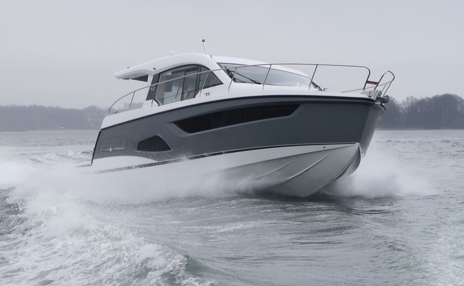 Sealine C390, un cruiser “trasformista” spazioso e versatile