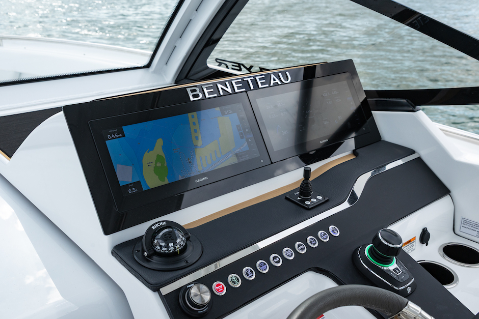 Plancia di comando del Beneteau Flyer 30.
