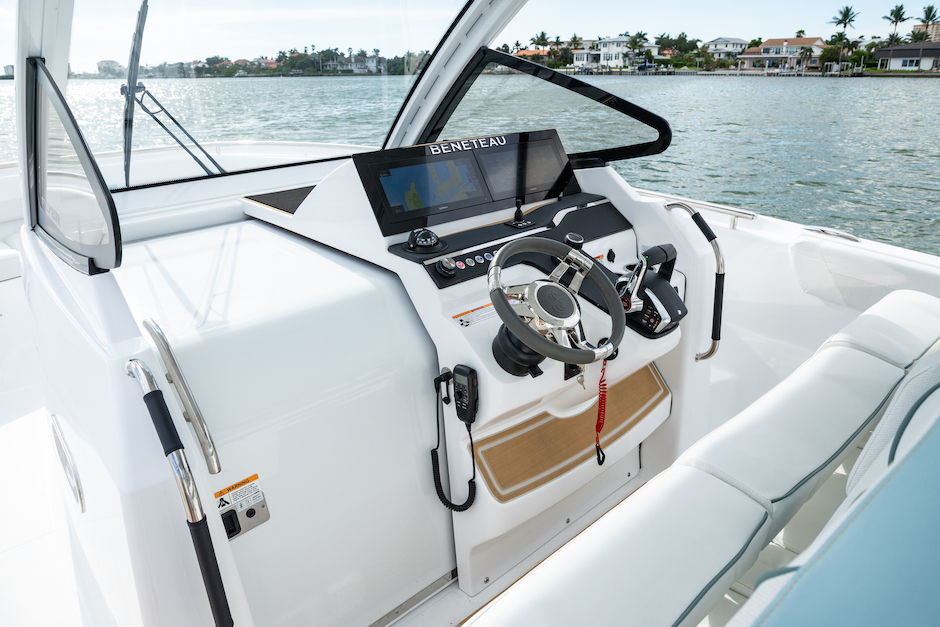 Postazione di comando del Beneteau Flyer 30.