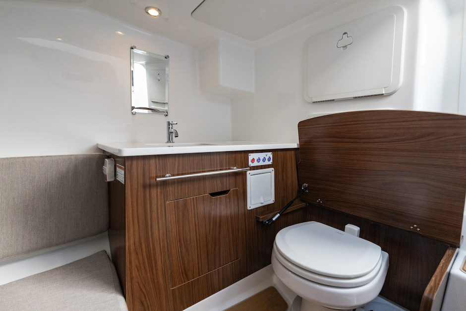 Vano interno del Beneteau Flyer 30 a uso toilette.