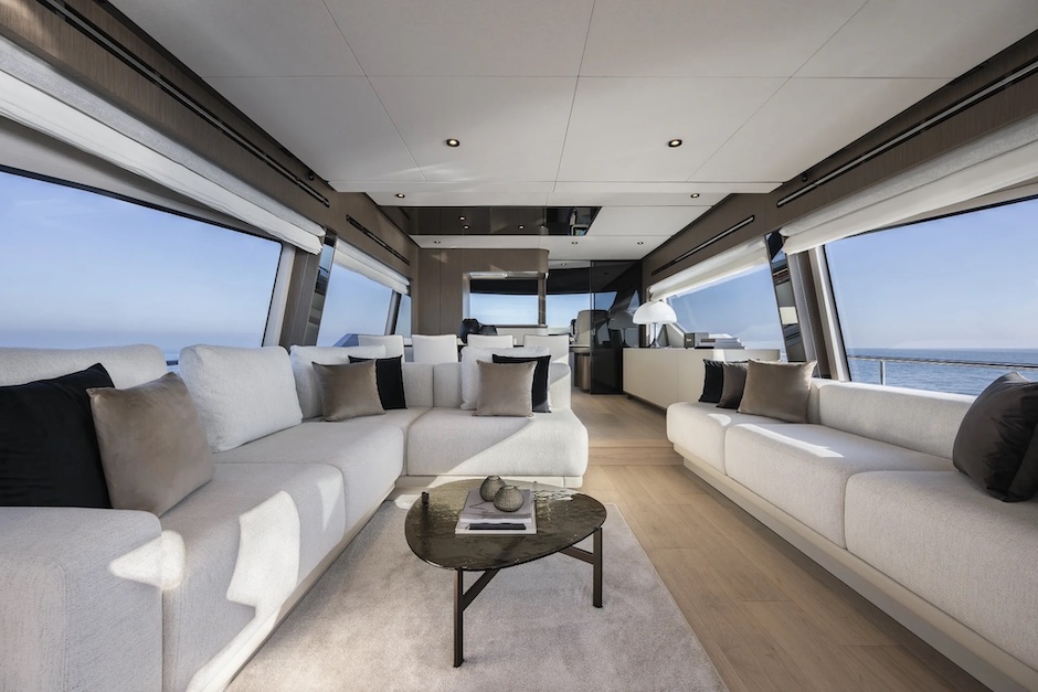 Vista panoramica sul salone del Ferretti 720.